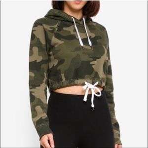 HOLLIESTER CAMOUFLAGE HOODED CROP TOP